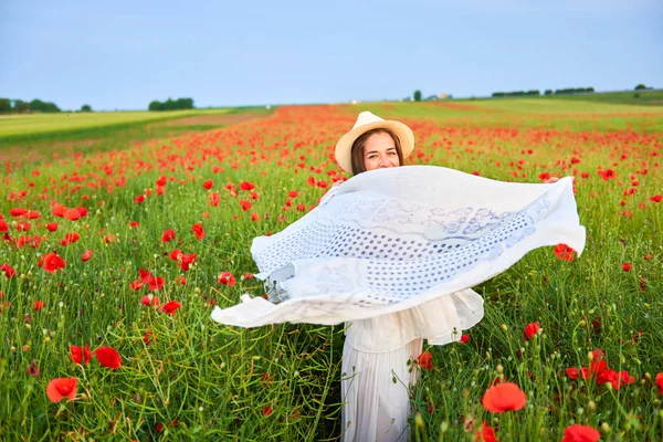 Frau im Feld der roten Mohnblumen — Stockfoto