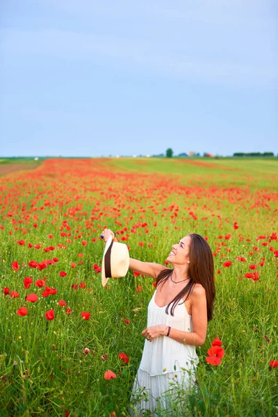 Kadın kırmızı haşhaş alanında