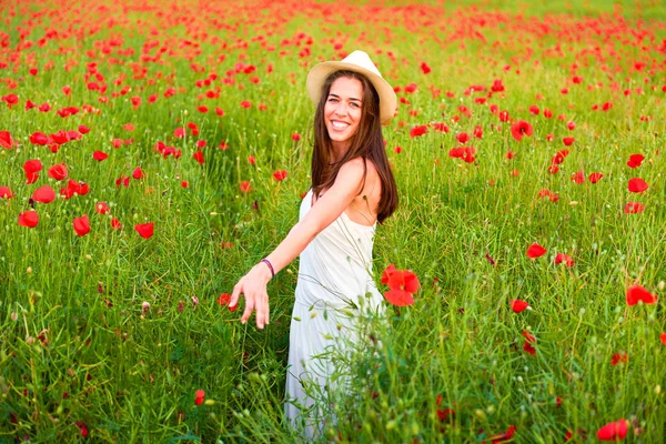 Kvinna i fältet i röd vallmo — Stockfoto