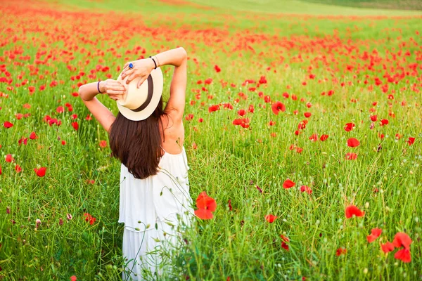 Kadın kırmızı haşhaş alanında