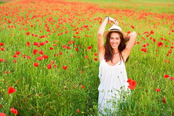 Kadın kırmızı haşhaş alanında