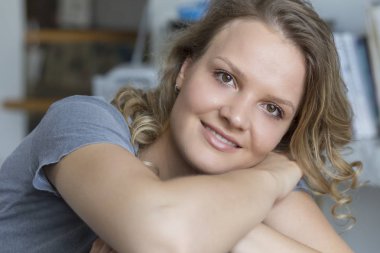 Güzel yound sarışın kadın closeup