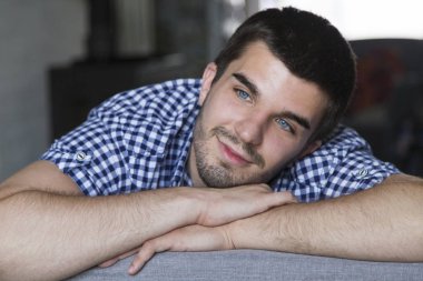 mavi gözlü genç adam