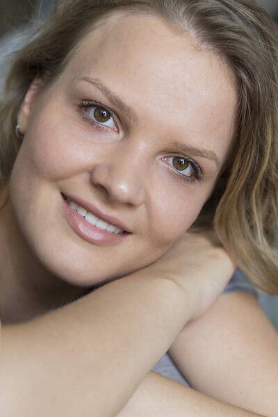 Крупный план красавицы-блондинки
