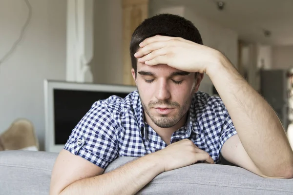 Seorang pria mengalami sakit kepala di rumah — Stok Foto
