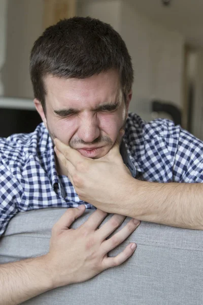 Hombre frustrado tocándose la mejilla y manteniendo los ojos — Foto de Stock