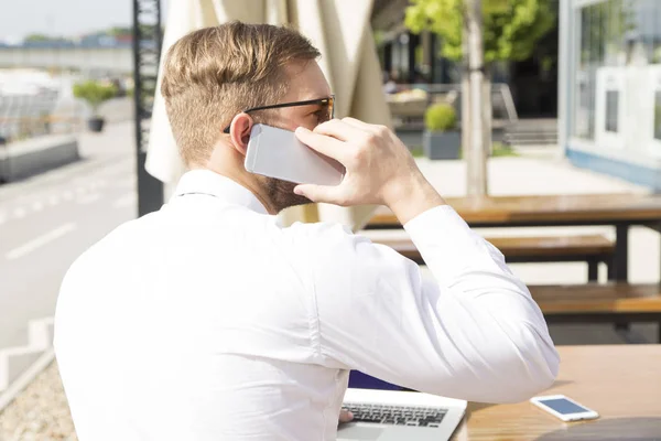 Bello uomo d'affari che lavora su laptop all'aperto — Foto Stock