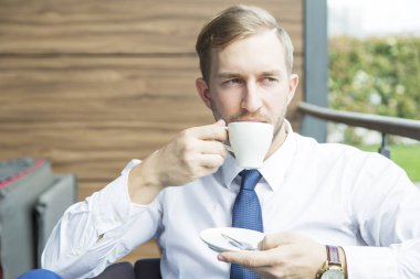 Modern işadamı kahve dükkanında oturmuş