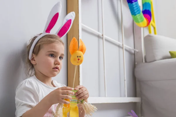 Fille jouer avec Pâques oeufs et un lapin poupée — Photo