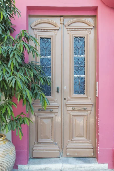 Porta de madeira vintage na aldeia da Grécia — Fotografia de Stock