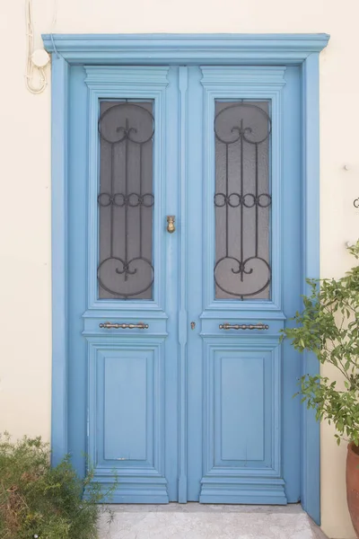 Porta de madeira vintage na aldeia da Grécia — Fotografia de Stock