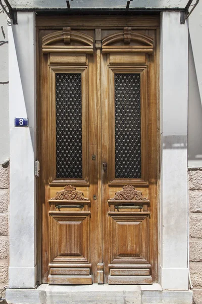 Porta de madeira vintage na aldeia da Grécia — Fotografia de Stock