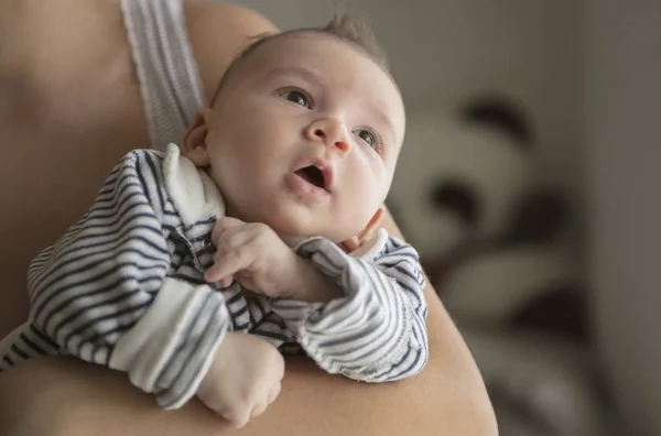 Nyfödda barnet ligger i sin mors armar — Stockfoto