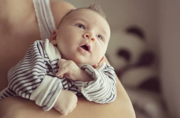 Pasgeboren baby liggend in de armen van haar moeder — Stockfoto