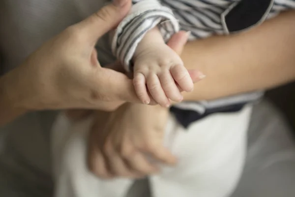 Bebé recién nacido acostado en los brazos de su madre — Foto de Stock