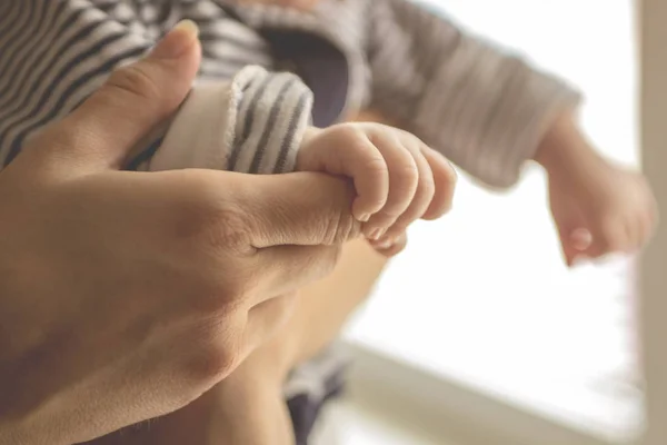 Bebê recém-nascido deitado nos braços de sua mãe — Fotografia de Stock