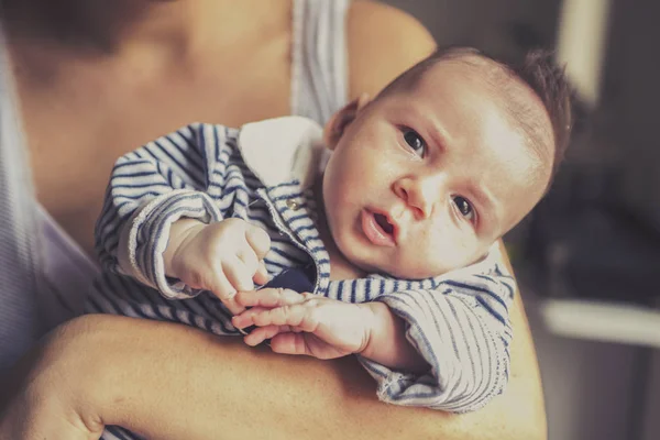Újszülött csecsemő az anyja karjában feküdt — Stock Fotó