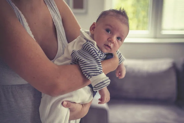 Nyfödda barnet ligger i sin mors armar — Stockfoto