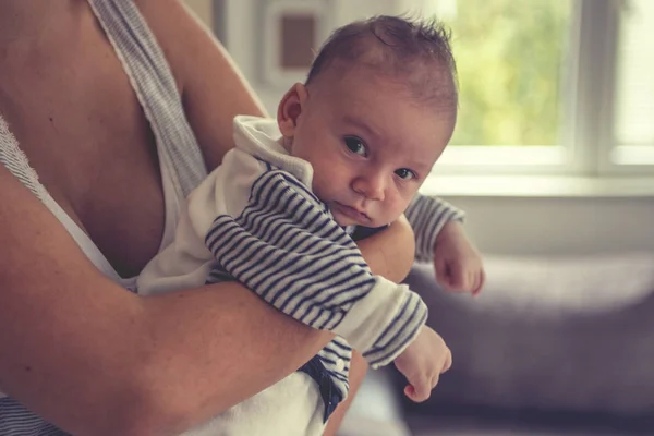 Nyfödda barnet ligger i sin mors armar — Stockfoto