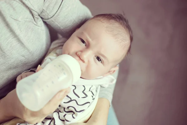 Mamma matar nyfödda barn från flaska — Stockfoto