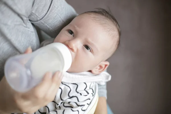 Madre alimentando al bebé recién nacido del biberón — Foto de Stock