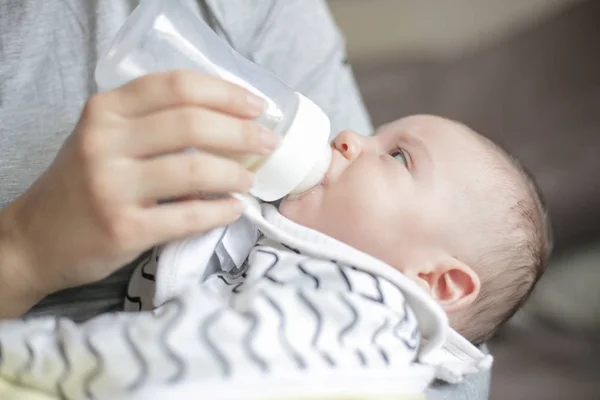 Madre che alimenta il neonato dal biberon — Foto Stock