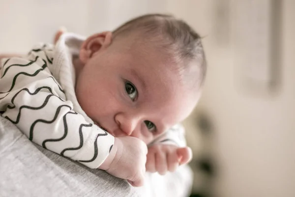 Anya fia újszülött fegyverek a szülés után — Stock Fotó