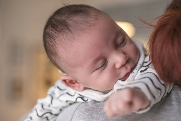 Modern som håller sin nyfödde son efter födseln på armar — Stockfoto