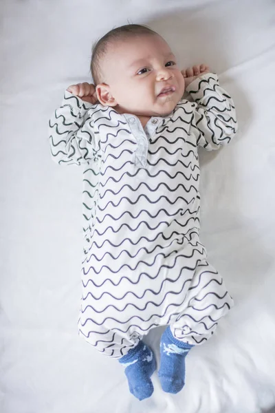 Recién nacido niño pequeño durmiendo en su cama — Foto de Stock