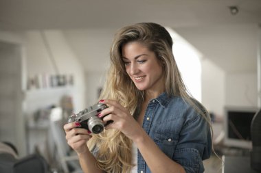 Cam ile genç ve güzel kadın kapalı gülümseyen yaşam tarzı portresi