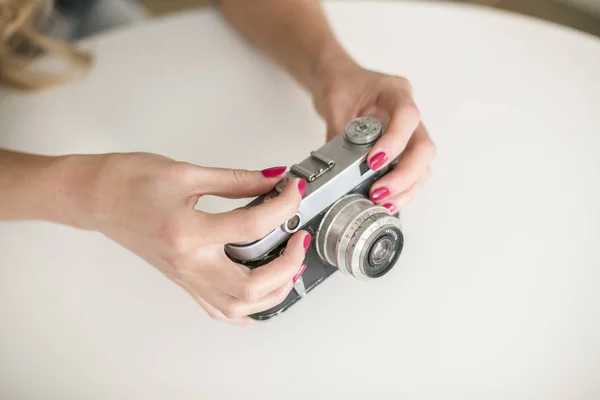 Woman hold retro camera on the table — Stock Photo, Image