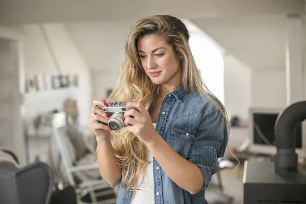 Interior sonriente estilo de vida retrato de mujer joven y bonita con cam —  Fotos de Stock