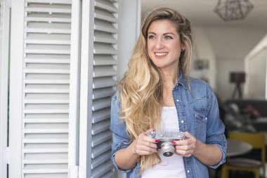 Outdoorsmiling yaşam tarzı ret ile genç ve güzel kadın portresi