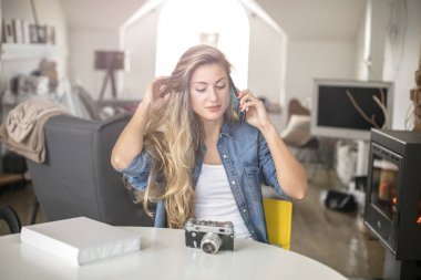cep telefonunda kamera spaks kadınla