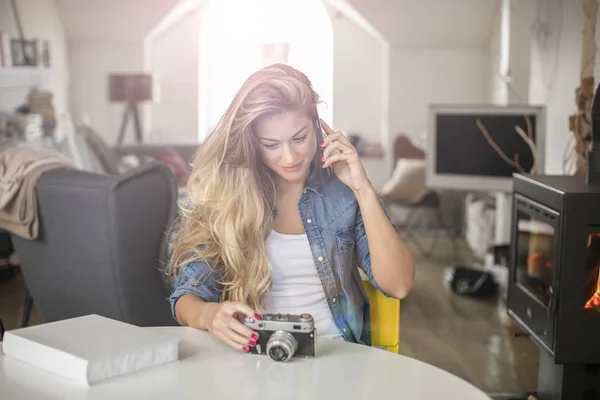 Mujer con escuchas de cámara en el teléfono móvil —  Fotos de Stock