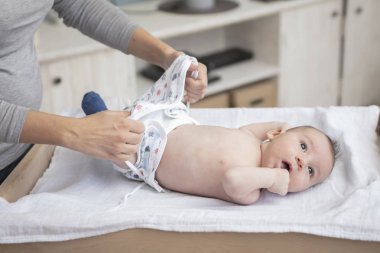 Mutlu bir şekilde banyo sonra bebeği ile oynarken annesi