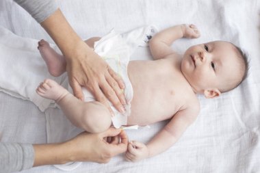 Mutlu bir şekilde banyo sonra bebeği ile oynarken annesi