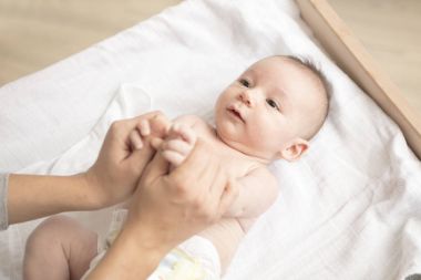Mutlu bir şekilde banyo sonra bebeği ile oynarken annesi