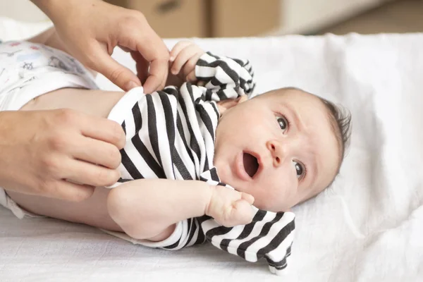 Madre giocare con il suo bambino dopo aver fatto il bagno — Foto Stock