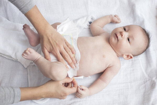 Мама счастливо играла со своим ребенком после купания
