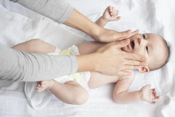 Mamma gioca felicemente con il suo bambino dopo aver fatto il bagno — Foto Stock