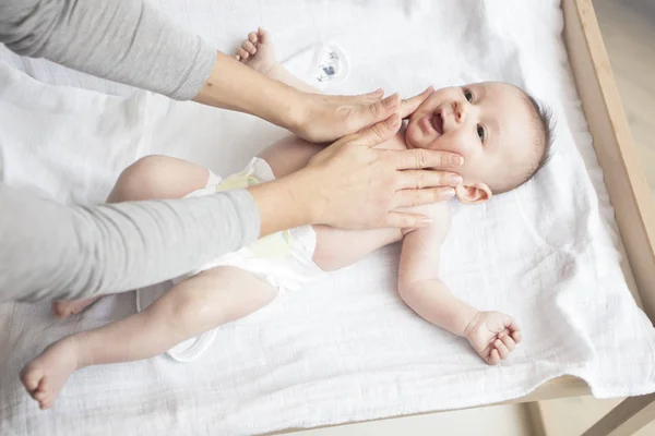 Mamma gioca felicemente con il suo bambino dopo aver fatto il bagno — Foto Stock