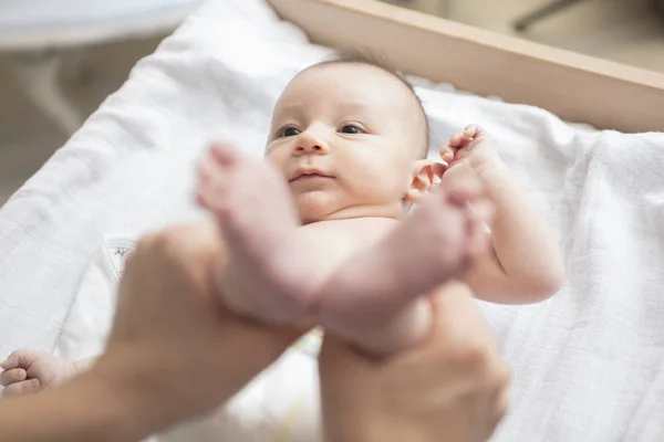 Madre jugando felizmente con su bebé después de bañarse — Foto de Stock