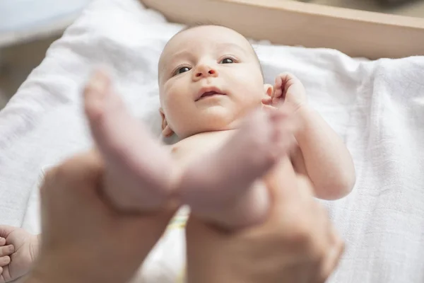 Madre jugando felizmente con su bebé después de bañarse — Foto de Stock