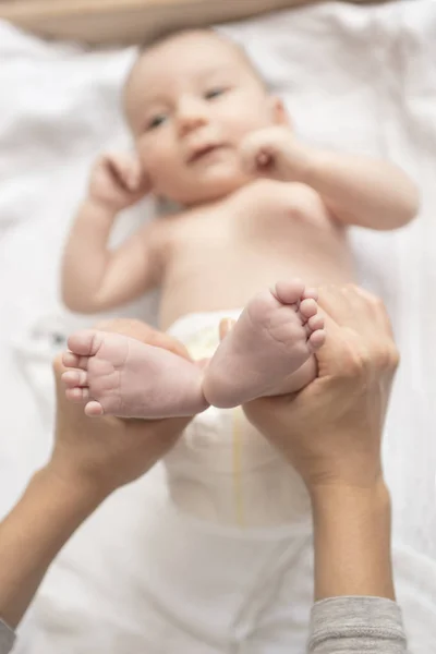 Mamma gioca felicemente con il suo bambino dopo aver fatto il bagno — Foto Stock