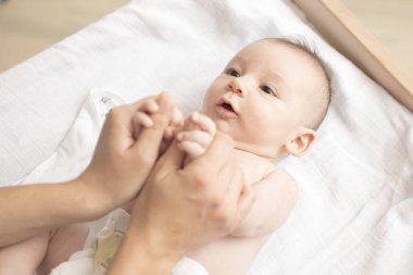 Mutlu bir şekilde banyo sonra bebeği ile oynarken annesi