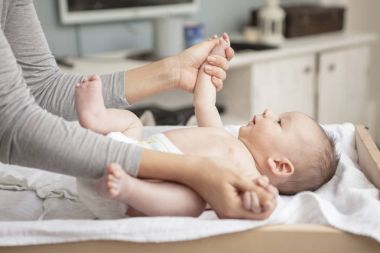 Mutlu bir şekilde banyo sonra bebeği ile oynarken annesi