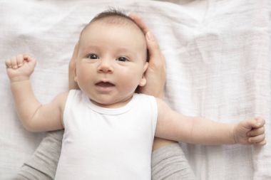 Mutlu bir şekilde banyo sonra bebeği ile oynarken annesi