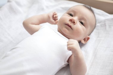 Mutlu bir şekilde banyo sonra bebeği ile oynarken annesi