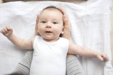 Mutlu bir şekilde banyo sonra bebeği ile oynarken annesi